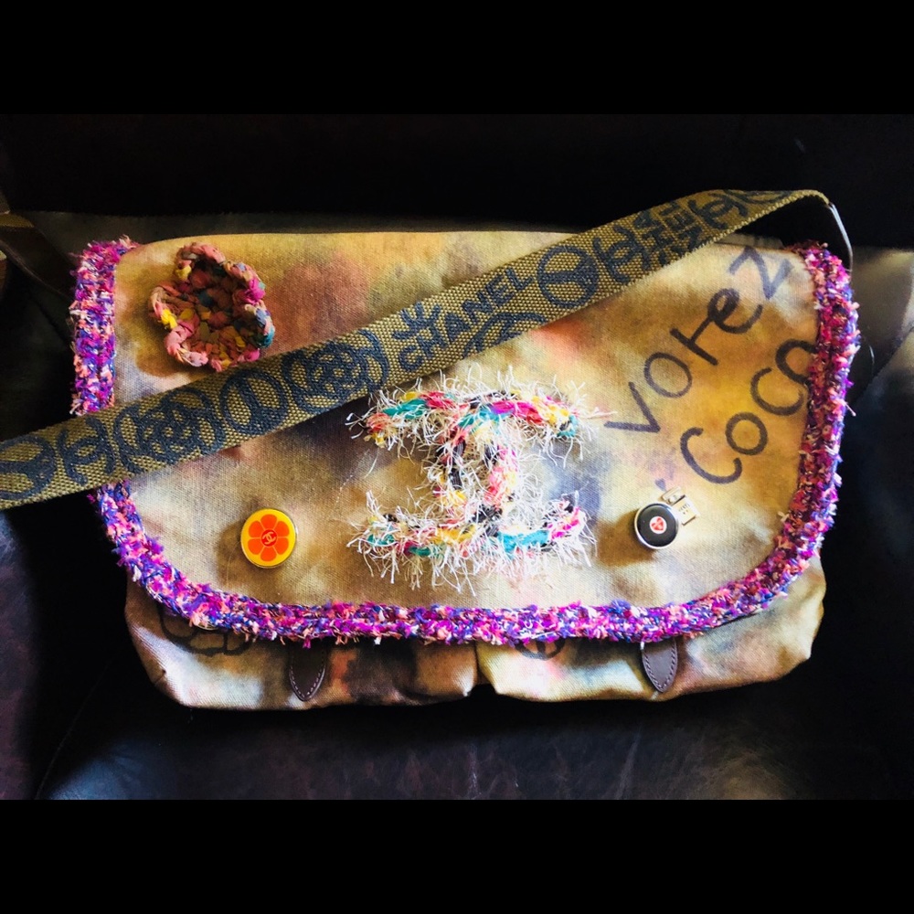 Chanel graffiti messenger votez bag